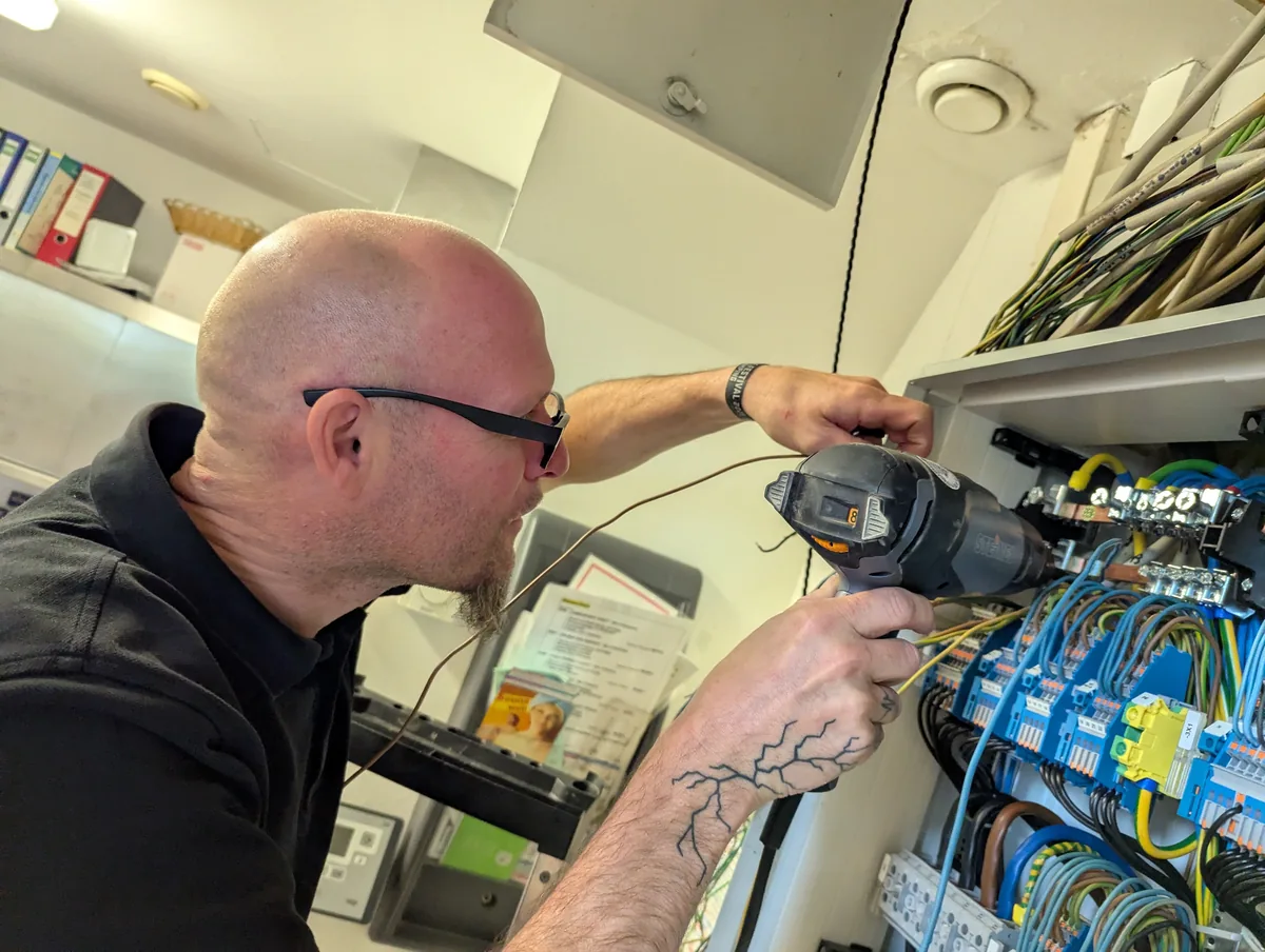 EAA Elektroniker bei der Montage am Verteiler